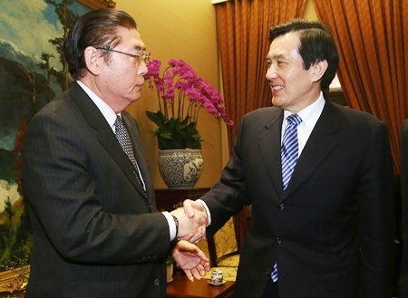 馬英九総統が日本の華僑団体の帰国訪問団一行と会見