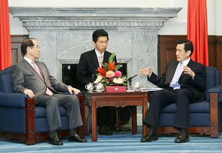 馬英九総統が日本交流協会の大橋光夫会長ら一行と会見