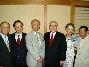 許世楷・駐日代表が離任、成田空港で各界から約２００人が見送り