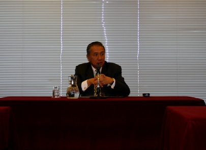 馮寄台・台北駐日経済文化代表処代表は１月１６日、東京内幸町の日本プレスセンターで開かれた「アジア問題懇話会」主催の講演会で、「台湾国内情勢と対中・対日関係の展望」をテーマに講演した。馮代表は、昨年一年間に「台日特別パートナー関係促進年」として台湾と日本の経済・貿易、文化、青少年、観光、対話等の交流を促進し、東京羽田空港と台北松山空港を結ぶ直行便協定、台日青年ワーキングホリデー査証制度、台北駐日経済文化代表処札幌分処開設、国立政治大学の日本研究センター開設などの進展があったことを強調した。さらに馮代表は今年の取り組みとして、東京に「台湾文化センター」の開設準備を進めるほか、日本での故宮博物院文物展開催への実現に向けて努力していく意向を示した。