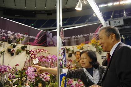 今年で２０回目を迎えた「世界らん展日本大賞２０１０」が、２月１３日～同２１日の９日間、東京都文京区にある東京ドームで開催されている。同展に毎年出展している台湾の業者も、今年はこの数年間の中で最も多い１５の業者と団体の出展となった。２月１６日には台北駐日経済文化代表処の馮寄台・駐日代表も同代表処の関係者らと共に会場を訪れ、台湾から出展した業者のブースを１つ１つ回り、慰労と激励の言葉を声をかけた。