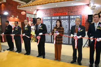千葉県の幕張メッセで３月２日に開幕した「FOODEX JAPAN 2010（第３５回　国際食品・飲料展）」の台湾パビリオンで同日午前、同パビリオンのオープニングセレモニーが催された。同セレモニーには王志剛・台湾貿易センター（中華民国対外貿易発展協会）会長、蘇治芬・雲林県長（知事）、廖経邦・台北駐日経済文化代表処副代表らが出席し、テープカットを行った。王志剛会長はあいさつのなかで、「台湾の山は美しく水は清らか。農産品はたゆまぬ品種改良を続けている」と述べ、安全、美味、健康である台湾の食品が日本のマーケットに入っていくことに期待を示した。今回の台湾パビリオンは、フルーツ、漁業・畜産、米、製菓類、茶葉、酒類、加工食品等を取り扱う企業および団体が参加。計１００ブースが設けられ、地方自治体レベルでは台南県と雲林県が出展を行った。
