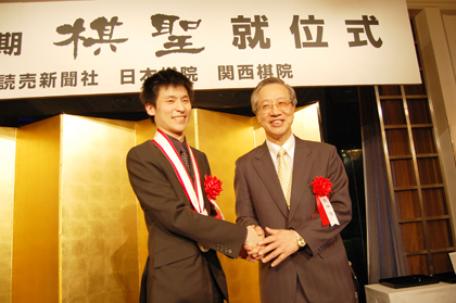 台湾出身の囲碁棋士、張栩氏の「第３４期棋聖」就位式が４月１６日、読売新聞社、日本棋院、関西棋院の主催により東京都内のホテルで台日両国の囲碁界関係者など２００名以上が出席する中で盛大に開催された。就位式の祝賀会では来賓代表として、台北駐日経済文化代表処の羅坤燦・駐日副代表（写真右）が、馮寄台・駐日代表の祝賀メッセージを代読し、「張栩さんの日本の囲碁界における活躍は、私たち台湾人の誇りであり、台日文化交流の具体的な成果のシンボルの１つでもある」と賞賛した。張栩・棋聖は謝辞の中で、「今回のシリーズでは、満足のいく内容であり、結果を残せたことで喜びと充実感があった。これも日本および台湾の多くの方々に応援していただいたお陰であり感謝の気持ちでいっぱいだ」と感謝の言葉を述べた。