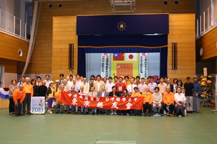 台湾の中央放送局・台湾国際放送（Radio Taiwan International＝ＲＴＩ）の日本語放送リスナーの集いが７月１９日、東京都内の正則学園高等学校講堂で開催された。この催しは、東京のＲＴＩリスナーズクラブである「玉山クラブ」の主催で開催されているもので、今年は、東京の玉山クラブ３０周年と台湾国際放送（中央放送局）の台湾における日本語放送６０周年にあたる記念の年となった。今年は台湾から中央放送局の曠湘霞・董事長（会長）、王淑卿・日本語課課長、台北駐日経済文化代表処から馮寄台・駐日代表、朱文清・広報部長らが出席した。
