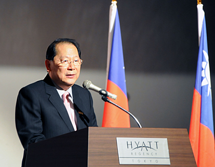 ２月２７日夜、「中華民国留日台湾同郷会」は東京で、「中華民国建国１００周年慶祝（祝賀）大会」を開催した。同祝賀大会には、台湾の行政院僑務委員会から薛盛華・副主任委員が来日して出席したほか、台北駐日経済文化代表処の馮寄台・駐日代表、日本在住の華僑および日本の関係者など合計３５０人が出席した大祝賀会となった。同祝賀大会出席のために開催当日の朝、台湾から駆けつけた薛盛華・副主任委員は、あいさつの中で「馬英九総統は、中華民国建国１００周年にあたり、『今後、台湾を人々が感動し、尊敬される国家となるよう建設していくものであり、これについては政府およびすべての国民がこの責任があるのみならず、海外の華僑同胞も参加できるものである』と述べている」と紹介した。また、薛盛華・副主任委員は、台湾の行政院僑務委員会を代表し、２０１０年の中華民国国慶園遊会（建国記念パーティー）に功績のあった華僑関係者３４名の表彰を行った。写真提供：中央社