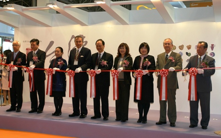 千葉市美浜区の幕張メッセで３月１日、アジア最大級の食品・飲料専門の見本市である「FOODEX JAPAN 2011（第３６回　国際食品・飲料展）」が開幕した。同展は３月１日（火）～３月４日（金）の４日間の日程で開催され、世界６０カ国・地域から２，１００社を超える企業・団体が出展している。台湾は今回、台湾パビリオンに１０２社・団体の食品関連メーカー、商社、団体、地方自治体等のブースが設けられ、過去最大の規模となった。台湾パビリオンでは１日午前１０時３０分にオープニングセレモニーが行われ、同セレモニーには王政騰・行政院農業委員会副主任委員（左２）、呉文雅・台湾貿易センター（中華民国対外貿易発展協会）副会長（右５）、蘇治芬・雲林県長（右４）、張花冠・嘉義県長（左３）、馮寄台・台北駐日経済文化代表処代表（左４）らが出席し、テープカットを行った。