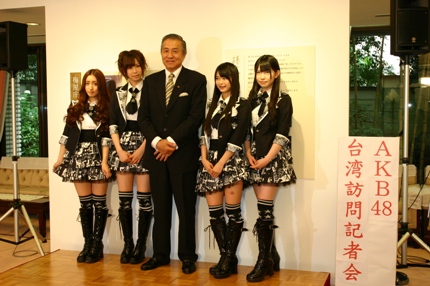 台湾版のグラミー賞にあたる「台湾金曲賞」が６月１８日に開催され、日本からアイドルグループ「ＡＫＢ４８」５名、「ＳＫＥ４８」５名、「ＮＭＢ４８」６名のスペシャルチーム１６名がゲスト出演する。それに先立ち、「ＡＫＢ４８」の梅田彩佳さん（左１）、大家志津香さん（左２）、「ＳＫＥ４８」の松本梨奈さん（右１）、小木曽汐莉さん（右２）が６月１５日、東京・白金台の台北駐日経済文化代表処を訪れ、代表公邸で台湾出発前の記者会見を開いた。台北駐日経済文化代表処の馮寄台・駐日代表（中央）は、「今回の台湾訪問は、台日文化交流に大きく寄与するものであり、素晴らしいパフォーマンスを期待している。ぜひ、この機会に台湾を思いっきり、楽しんできてください」とあいさつし、メンバーらの訪台を歓迎した。