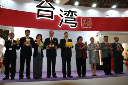 アジア最大級の食品・飲料専門の見本市である「FOODEX JAPAN 2012（第３７回　国際食品・飲料展）」が３月６日に千葉市美浜区の幕張メッセで開幕した。台湾は今回、１００近くの食品関連メーカー、商社、地方自治体等のブースが設けられ、３００人余りが来日した。台湾パビリオンでは６日午前にオープニングセレモニーが行われ、台湾側の団長である葉明水・台湾貿易センター（中華民国対外貿易発展協会）副秘書長（写真左５）のほか、陳菊・高雄市長（右４）、蘇治芬・雲林県長（左３）、張花冠・嘉義県長（右３）、顔純左・台南市副市長（左２）、陳明文・立法委員（前嘉義県長、右２）など台湾南部県・市の首長代表らが出席し、馮寄台・台北駐日経済文化代表処代表（左４）、戴徳芳・行政院農業委員会国際処簡任技正（左１）、藤田克己・池栄青果（台湾物産館）社長（右１）らとともにテープカットを行った。