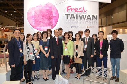 インテリア専門の国際見本市である「インテリア ライフスタイル/ Interior Lifestyle Tokyo 2013」が、６月５日に東京ビッグサイト西ホールで開幕した。同展の台湾パビリオンは、台湾の文化部（文化省に相当）が２０１３年文化クリエイティブ産業国際市場開拓計画「Fresh TAIWAN」として、台湾デザインセンター（台湾創意設計中心）と台湾のブランド８社を伴い出展しているほか、国立台湾工芸発展センター（NTCRI）および台湾のクラフトメーカー１０社が「In Taiwan, In Design」のコーナーに出展。そのほか、台北市文化基金会による「台北街角」（TAIPEI corners）のブースも開設され、創意ある台湾スタイルを発信している。沈斯淳・台北駐日経済文化代表処代表（前列右６）は６月５日午前、台湾パビリオンに駆けつけ、一つ一つブースを回り、出展関係者らを激励した。沈代表は「出展されたどの製品もデザイナーのこだわりが感じられ、使用面でも見た目も印象深い。日本市場に広く受け入れられるものと確信している」と述べ、台湾のクリエイティブ産業のさらなる発展に期待を示した。