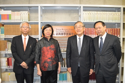 写真右より
徐瑞湖・台北駐日経済文化代表処副代表
古田元夫・東京大学附属図書館館長
曾淑賢・国家図書館館長
石井洋二郎・東京大学大学院総合文化研究科長