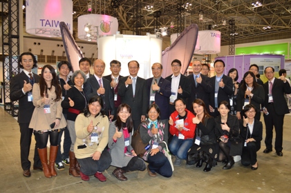 第１３回「国際ナノテクノロジー総合展・技術会議」（nano tech 2014）が１月２９日に東京・有明の東京ビックサイトで開幕した。今回も台湾は同展に「台湾パビリオン」を出展し、台湾国家科学委員会（国科会）ナノテクノロジー国際協力プロジェクトオフィスのプロジェクト責任者を務める呉茂昆・国立東華大学校長（後列左９）を団長とする１６社・団体が台湾から来日し、基礎研究、機器開発、電子工学および光電子工学、材料および伝統産業、エネルギーおよび環境工学、工業技術研究院の６つのエリアに分かれ、２５点の研究開発の成果を紹介している。開幕日の２９日午前、台北駐日経済文化代表処の沈斯淳・駐日代表（後列左８）が会場に駆けつけ、台湾パビリオンの各ブースを一つ一つ回り、出展者らを激励し、台日間のハイテク先端産業の協力が今後より一層緊密になることに期待を示した。
