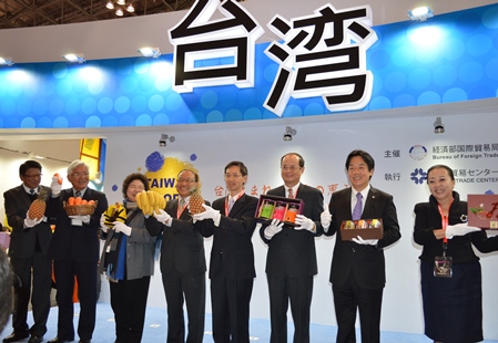 アジア最大級の食品・飲料専門の見本市である「FOODEX JAPAN 2015（第40回 国際食品・飲料展）」が３月３日に千葉市美浜区の幕張メッセで開幕した。３月６日まで４日間開催される。台湾は今回、台湾パビリオンに１１０の食品関連メーカー、商社、地方自治体等のブースが計１０１小間設けられ、今回の参加国のなかでは４番目に大きなパビリオンとなった。台湾パビリオンでは３日午前にオープニングセレモニーが行われ、経済部国際貿易局の陳永章・主任秘書（右４）、台湾貿易センター（中華民国対外貿易発展協会）の黄文栄・秘書長（左４）、台北駐日経済文化代表処の沈斯淳・代表（右３）、ならびに陳菊・高雄市長（左３）、頼清徳・台南市長（右２）、李進勇・雲林県長（左２）、張花冠・嘉義県長（右１）、潘孟安・屏東県長（左１）ら台湾南部５県市の首長が登壇し、テープカットを行った。
