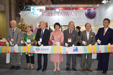 東京・有明の東京ビッグサイトで９月２日、「第８０回東京インターナショナル・ギフト・ショー秋２０１５」が開幕した。同展では今回初めて台湾の客家委員会が主催する「台湾客家（Hakka TAIWAN）」パビリオンが設けられ、客家文化をモチーフにした陶器や漆器、藍染などのオリジナル・ギフト商品を国際市場に向けてＰＲしている。２日午前、台湾客家パビリオンのオープニングセレモニーが会場で開催され、廖育珮・客家委員会主任秘書（左４）、郭仲煕・台北駐日経済文化代表処副代表（左３）、関東在住の客家華僑関係者らが出席し、テープカットを行った。