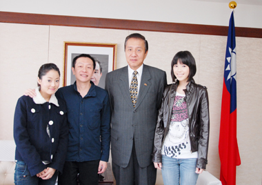 １０月２１日、台湾映画『ビューティフル・クレイジー　乱青春』の李啓源・監督（写真左２）、主演女優の廖千慧さん（右１）と姚安琪さん（左１）が台北駐日経済文化代表処の馮寄台・駐日代表（右２）を表敬訪問した。李監督による同作品は、現在日本で開催中の「第２１回東京国際映画祭」の「アジアの風」部門で２０日と２１日に計２回上映されたが、３人はこの映画祭に合わせ来日したもので、２０日の上映後に行われたティーチインには３人揃って参加し、同映画への熱き思いを語った。