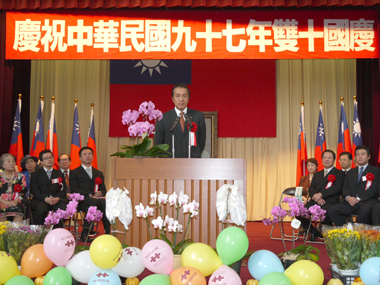 １０月１０日の「双十国慶節」を前にした同５日、「中華民国留日東京華僑総会」および「中華民国留日東京同学会」の共催により、東京千代田区にある東京中華学校において中華民国９７年度の双十国慶節、祝賀式典が盛大に開催された。同式典には、東京地区の各華僑団体の関係者、日本の政界関係者、馮寄台・台北駐日経済文化代表処代表、同校の教師や父兄など５００名あまりの関係者が出席した。馮寄台・駐日代表が来賓としてあいさつし「本日のこの祝賀大会は私が過去出席した海外の華僑による祝賀大会の中で、最も盛大なものである。私は馬総統により駐日代表に任命され、身の引き締まる思いである。台日関係は歴代の駐日代表の努力により良好な基礎が築かれており、台日の民間関係もきわめて密接であり、私はこの強固な基礎の下で台日関係推進に努力していきたい。また、皆さんがこれからも引き続き台日間のこの関係を支持してくれるよう希望する」と呼びかけた。