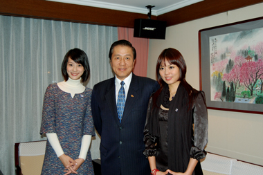 ２年連続でＶＪＣ（ビジット・ジャパン・キャンペーン）台湾観光親善大使を務める頼雅妍（メーガン・ライ）さん（写真左）と、全民テレビ（民視）の「Go Go Japan！（來去日本）」の番組のナビゲーターを務める劉香慈さん（右）が１１月２５日、台北駐日経済文化代表処の馮寄台・駐日代表（中）を訪問した。駐日代表公邸で行われた「Go Go Japan！」の番組収録のなかで、馮代表は、北海道を訪れる台湾人観光客が多いことと、北海道から台湾への観光を誘致するため、北海道の札幌に弁事処を設置する構想があることを明らかにした。最後に番組カメラに向かって頼雅妍さんと劉香慈さんが「Go Go Japan！」の番組名を言うと、馮代表はすかさず日本語で「台湾にも来て下さい」と呼びかけ、日本人視聴者への台湾観光のアピールも忘れなかった。