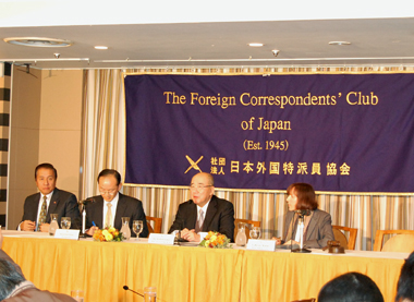 　呉伯雄・中国国民党主席は１２月１０日午前、東京有楽町の日本外国特派員協会で記者会見を開き、台湾新政府与党の対日政策や両岸政策について語った。