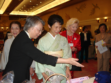 ２００７年１２月１０日、盧千恵・台北駐日経済文化代表処代表夫人をはじめ、駐日代表処の女性職員や職員夫人らで構成される「東京フォルモサ婦人会」のメンバーは、都内のホテルで開催された「いけばなインターナショナルフェア２００７」の会場内に設けられたチャリティーバザーに参加した。台湾ブースでは、盧・代表夫人ならびに「東京フォルモサ婦人会」のメンバーが、皆で協力して作った２４０個のちまきや薬膳たまご、さらには台湾名産のからすみ、ウーロン茶、先住民の帽子、パイナップルケーキのほかに、今回からは環境問題に配慮したエコ箸、イグサのバックなども並べられ、さまざまな台湾独特の品物を販売した。また、台湾の観光案内のパンフレットなども、会場を訪れた人々に配布し、台湾を大いにアピールした。