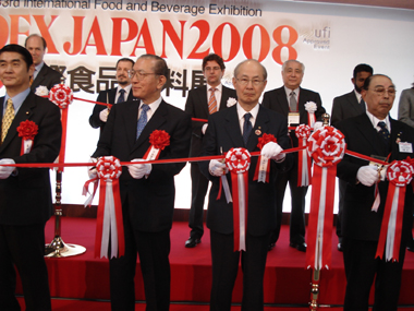 アジア最大級の食品・飲料専門の見本市である「ＦＯＯＤＥＸ　ＪＡＰＡＮ　２００８（第３３回　国際食品・飲料展）」が３月１１日～同１４日の４日間の予定で、幕張メッセにおいて開催中だ。同展は１９７６年より毎年開催され、今年は世界６３カ国・地域から約２，４００社が出展し、台湾からも政府関連の団体、各種食品関連団体、メーカー、商社等が出展し、会場に７７社および団体のブースが設けられた。