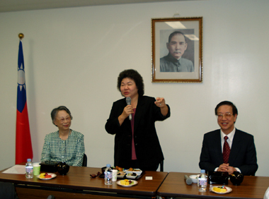 陳菊・高雄市長（写真中央）を団長とする「２００８高雄市観光セールス団」は５月９日正午、東京白金台の台北駐日経済文化代表処を訪問し、同代表処職員らとの昼食会に出席した。同昼食会は、羅坤燦・駐日副代表（右）、盧千恵・駐日代表夫人（左）らが同席した。このなかで盧千恵夫人は、「困難な国際環境の下、台湾の外交を推し進めているとき、台湾国内の烏龍茶や『玉珍斎』パイナップルケーキの業者等から毎年多大なご支援を受け、とても感動した」と述べ、陳市長みずからが高雄市の観光団体等の関係者を率いて観光促進のために訪日したことに敬意を示し、日本人観光客が台北だけでなく、高雄まで足を運ぶよう期待を示した。「２００８高雄市観光セールス団」は５月７日に大阪、８日に名古屋で、９日に東京でそれぞれ高雄の観光誘致イベント活動を行った。