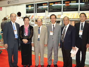 アジア最大級の出版界イベントである「第１５回東京国際ブックフェア」が７月１０日に開幕した。同展に合わせて、陳恩泉・中華民国図書出版事業協会理事長（右２）ら２２人からなる台湾代表団が来日した。会場では、「Taiwan book Publisher's Assosiation」（台湾図書出版事業協会）の名義で台湾代表ブースが開設され、故宮博物院の史料解説書、児童書、漫画、台湾文学等さまざまなジャンルの書籍が展示されている。７月１１日には、羅坤燦・台北駐日経済文化代表処代表代理（右３）が台湾ブースの見学に訪れ、関係者らを慰労、激励した。同展は７月１３日まで開かれる（１２日、１３日が一般公開）。また、同展終了後、展示書籍は拓殖大学に寄贈され、台日文化学術交流に活用される。
