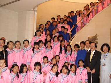 ８月１日～８月３日に東京で開催される「２００８こどもコーラス・フェスティバル（第22回少年少女合唱祭全国大会）」（主催：全日本合唱連盟、朝日新聞社）に参加するため来日している苗栗県建国小学校合唱団が８月１日、東京白金台の台北駐日経済文化代表処を訪れ、駐日代表公邸で合唱を披露した。同合唱団の児童たちは、客家の伝統衣装・藍衫（ラムサム）をイメージした衣装で登場し、台湾語（ホーロー語）、客家語、タイヤル語（台湾原住民族）の伝統民謡を軽やかなピアノに合わせて合唱した。羅坤燦・駐日代表代理は、「台湾のハイレベルな合唱団が海外に出て、日本で合唱の全国大会に出場することは実に素晴らしいことであり、今後も歌を通じて台日文化交流を進めてほしい」と激励し、祝福の意を示した。