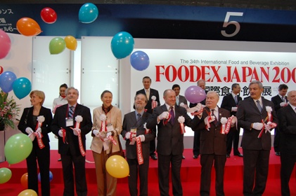 アジア最大級の食品・飲料専門の見本市である「ＦＯＯＤＥＸ　ＪＡＰＡＮ　２００９（第３４回　国際食品・飲料展）」が３月３日、千葉県の幕張メッセで開幕した。同展は３月３日～３月６日まで４日間の予定で開催され、世界６４カ国・地域から約２，４００社が出展し、台湾からも政府関連、各種食品関連団体、メーカー、商社等が出展し、会場に９２社および団体の出展ブースが設けられた。開幕日の３月３日は、午前１１時から同展開会式が行われ、台湾からは馮寄台・駐日代表が同展関係者、出展国の各国大使等とともにテープカットに出席した。