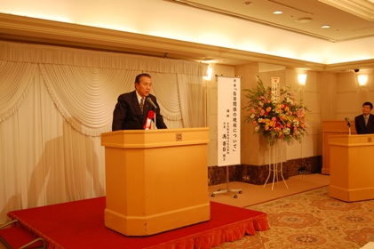 馮寄台・台北駐日経済文化代表処代表は５月１９日、東京・麹町のホテルで開かれた亜東親善協会（会長：玉澤徳一郎・衆議院議員）の総会で「台日関係の現状について」をテーマに講演した。馮代表は、先日交流協会が行った世論調査のなかで、台湾の人々が「最も好きな国」について、日本３８％、アメリカ５％、スイス３％、中国２％の順だったほか、先月台北駐日経済文化代表処がギャラップ社に委託して行った世論調査では、日本の人々の５６％が台湾に親近感を感じ、６５％が台湾を信頼しているなどの調査結果を引用し、台日関係が密接であることを説明した。そのうえで、馮代表は、「米国は台湾の安全を保障している最も重要な関係、日本は最も密接な関係。台米関係は頭と頭の関係、台日関係は心と心の関係だ」と語り、台湾と日本の心の絆を強調した。