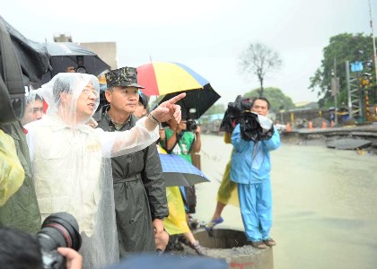 江宜樺・行政院長が高雄ガス爆発事故現場を視察、大雨浸水対策に全力で取り組む