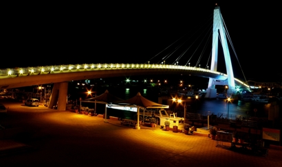 台北近郊の行楽地・淡水。夕陽の美しさで知られるこの町ですが、隠れたグルメスポットが今、密かに注目されています。漁人碼頭は淡水第二漁港の隣に位置する新しい観光施設。MRT淡水駅からバスが頻繁に出ており、フェリーでもアクセスできます。ここの「跨港大橋」は夕暮れ以降に美しくライトアップされます。ここには台北県が運営する観光魚市場があり、新鮮な海の幸が味わえます。システムは一階で魚介類を選び、二階で調理してもらうというもの。海を眺めながら味わう海の幸は格別な美味しさです。淡水からやってくるバスは、この観光魚市場の脇に発着しています。このバスは途中に淡水忠烈祠や紅毛城を経由しますので、組み合わせて上手に利用したいところ。淡水からのフェリーを利用すれば、淡水河と観音山がたっぷりと楽しめます。台北県観光漁港（台北県淡水鎮観海路201号・02-2805-7452・販売エリア10:00～21:00、レストラン10:00～22:00）