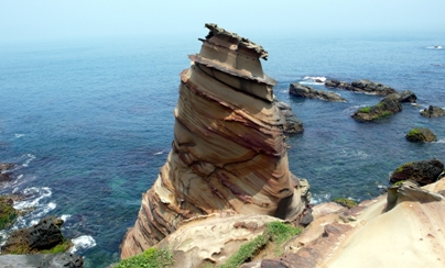 台湾北東部には波浪浸食によって形成された地質景観が楽しめます。基隆から福隆までは路線バスも走っており、途中下車を楽しみながら、こういった景観を訪ね歩くことができます。「南雅」もそういったスポットの一つ。ここはもともと小さな漁村でしたが、最近は「神業」とも称される地質景観で注目されています。これは東北季節風がもたらす強風と高波によって浸食されたもので、壮観な眺めとなっています。海沿いには遊歩道が設けられており、奇岩怪石の数々を間近で観察できます。中でも必見なのは、うねり模様のあるソフトクリームのような形をした岩石。青い空と海に映えて、幻想的な光景を作りだしています。大自然の巨大なパワーを感じずにはいられないスポットと言えるでしょう。