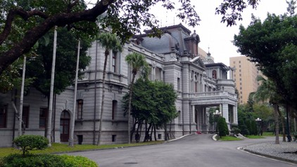 ここは台湾における迎賓館。日本統治時代は台湾総督の公邸でした。広大な敷地に瀟洒な西洋建築がどっしりと構えています。建物は煉瓦と石材を混用して造られており、デザインはフランス風バロック様式と呼ばれ、荘重な印象を与えています。館内には真紅の絨毯が敷かれ、上からは大きなシャンデリアが迫ってきます。現在、毎月一度、公開されており、2010年度は7月3日、8月7日、9月4日、11月6日、12月4日（いずれも土曜日）となっています。順路に従って館内を参観できますが、人気が高く、訪問者はとても多いので、早めに行って並んでおくといいでしょう。参観時間は8時から16時（入場は15時半まで）。費用は無料ですが、パスポートの携帯が必要です。参観についての詳細はウェブサイトをご覧ください（台北市凱達格蘭大道1号）。