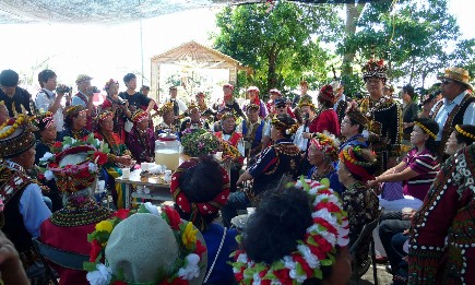 夏を迎え、台湾の原住民族は各部族ごとに祭典を実施します。多くは豊年祭と呼ばれるもので、アミ族のものが広く知られていますが、台東県や屏東県に暮らすパイワン族の収穫祭も非常に個性的で、多くの人々を惹きつけています。写真は台東県のビララウという集落で撮影した収穫祭の様子。色合い豊かな美しい衣装が印象的です。パイワン族には階級制度があり、貴族階級にある人々が祭事を進行させていきます。参観は基本的には歓迎してくれますが、あくまでも祭事なので、失礼のないようにしたいものです。日程などは集落によって異なり、しかも直前まで決まらないことが多いので、スケジュールを組むのが難しいという現実もあります。機会があれば、ぜひ訪問したいところです。
