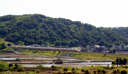 2007年1月に開通を果たした台湾高速鉄路。今やすっかり人々の足となっており、「台湾高鉄」の名もすっかり定着しています。外国人旅行者の利用も多く、台湾南部を旅する人々が大幅に増えています。中には台湾桃園国際空港に到着した後、そのまま台湾高鉄で南部を目指すという旅行者も少なくないそうです。その台湾高鉄ですが、今月、累積乗車人数がついに1億人を突破しました。台湾の総人口が約2300万程度なので、国民一人あたり5回ほど乗車したという計算になります。7月の制度改正で曜日や時間帯による割引制度はなくなりましたが、これまでウィークデーのみだった自由座（自由席）が毎日連結されるようになったり、込みあう時間帯には列車本数を増加されるなど、利便性は増しています。これからも台湾を代表する交通機関として発展していってほしいものです。