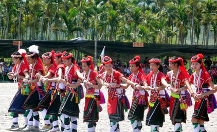 この時期に台湾東部を訪れたら、ぜひ訪ねてみたいのが原住民族の豊年祭です。毎年の収穫を祝い、先祖に一年の出来事を報告、そして感謝の気持ちを伝えます。鮮やかな民族衣装を着込み、歌を唄い、踊りを舞いますが、中でもアミ族はそういった伝統芸能を非常に大切にしている部族です。祭りは「ミリシン」と呼ばれ、早朝から準備が進められます。そして、昼休みを経て夕方に再開するというのが基本スタイルとなりますが、これは集落によって異なります。豊年祭は7月に台東県内の各集落で開かれ、8月は花蓮県内の各集落で開かれます。日程など、詳細は花蓮県のウェブサイトをご覧ください。複数の集落が共同で実施する合同豊年祭は県や自治体が企画したもので、規模は大きいものの、イベント性が高くなっています。できれば各集落単位で行なわれるものを訪ねたいものです。http://ab.hl.gov.tw/news/u_news_v2.asp?id=%7B82F7C1FB-D733-4F3F-8BB6-06B6361BDFF7%7D&amp;newsid=271