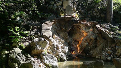 水火同源は水と炎が同時に吹き出しているという奇観。別名は「水火洞」。台南県ではお馴染みの観光スポットです。ここにはある伝説が伝えられています。その昔、龍と虎が争い事を起こし、その結果、両者は深い傷を負いました。そして、龍は火に、虎は泉に生まれ変わったのだというのです。これが水火同源の起源。現在は駐車場やおみやげ屋などもあり、ちょっとした観光地になっていますが、深い緑に包まれているので、のんびりと滞在するのがおすすめです。この時期はリュウガンが実っていて、たわわに実った様子は見事です。暑いばかりでなく、日差しも強いので、帽子などは必携。ミネラルウォーターなども必ず持参してください。早朝の散策がおすすめです。