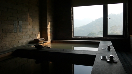 台湾南部に位置する関子嶺温泉。ここは肌がつるつるになると評判の名湯です。渓流に沿って数多くのスパ・リゾートが並び、いずれも客室内で温泉を楽しむスタイルが採用されています。湯船は大きめで、2～3人は十分に入れる広さとなっています。この温泉郷は高級な宿泊施設が中心となっていますが、その評価は高く、お値段に見合うだけの価値は十分にあると言えます。ちなみに関子嶺の湯は「ドロ湯」とも呼ばれる灰濁した温泉。手にすくってみると、チャーコールグレーの湯がさらさらとした感じで流れていきます。手足はもちろん、顔にもたっぷりと塗って、より美しくなりましょう。ホテルによってはチェックイン時、小桶に顔パック用のドロ湯をくれるところもあります。早朝の散策も楽しいスポットです。