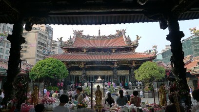 台湾の人々はとても信仰に篤く、その暮らしは常に信仰と結びついています。旅行中にも到るところで廟や祠を見かけると思います。台北では市の南西部にある龍山寺を訪ねてみましょう。ここは台北で最も長い歴史を誇る古刹で、古くから庶民信仰の場となってきました。門をくぐると、極彩色に彩られた絢爛な建物が目に飛び込んできます。屋根や柱など、細部にわたって精緻な彫刻が施され、見る者を圧倒しています。主殿には観音菩薩のほか、航海の女神とされる媽祖や関帝、文昌帝君などの神々が祀られています。早朝から夜まで、どんな時間に訪れても参拝客で賑わっています。常駐ではありませんが、ボランティアの日本語ガイドの老人もいますので、廟の歴史について教えてもらうことも可能です。MRT板南線の龍山寺駅からは徒歩2分ほど。早朝6:00から22:30まで参観可能です。台湾の地域文化に触れる格好の場所です。
