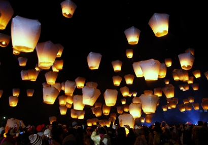 台湾の北部に位置する新北市平渓区。ここを舞台に行われるランタン飛ばしは今や台湾を代表する行事に挙げられています。このイベントは現地では「天燈節」と呼ばれ、旧暦1月15日の元宵節に合わせて行われます。天燈とは熱気球の原理を用いたランタンを意味しています。これに願い事を記し、夜空に飛ばします。ランタン作りを体験できる店も多く、観光客には絶大な人気を誇ります。作り方は親切に教えてくれるので問題はありません。できあがったら、針金で留めた紙に点火し、熱気が充満したら手を離します。ふわりふわりと舞い上がるその様子はとても美しく、印象的な眺め。この時期に台湾を訪れたら、ぜひとも訪れてみたいイベントです。このランタン飛ばしはイベント時以外でも可能ですので、平渓を訪れた際はぜひ楽しみたいものです。