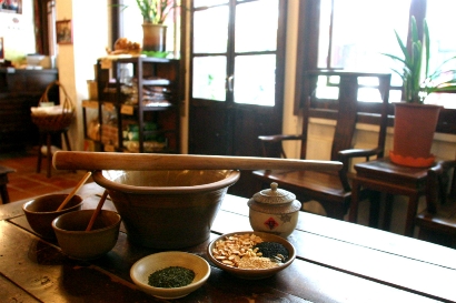台湾北部の新竹県、苗栗県には客家（ハッカ）と呼ばれる人々が暮らしています。ここ数年はその文化に触れる旅が人気を集めており、週末を中心に賑わいを見せます。こういったエリアで人気を集めているのが「擂茶」です。これはもともと中国大陸にあったもので、その歴史は三国時代まで遡ります。台湾では客家住民の伝統茶芸として扱われてきました。大きなすり鉢とすりこぎを用意し、ゴマやピーナッツ、茶葉などを入れ、しっとりしてくるまで徹底的にすり潰します。次に、緑茶や豆類、雑穀類などをブレンドした特製の擂茶粉を混ぜます。最後に茶水を注いで出来上がり。よくかき混ぜて口にしてみると、ほんのりと香ばしく、親しみやすい風味が楽しめます。すり鉢をするのはワイワイと大勢で楽しみたいもの。特に新竹県の北埔、苗栗県の南庄、勝興などで楽しめます。喫茶店のようなところで擂茶の看板をよく見かけます。