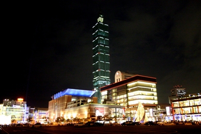ここは発展めざましい台北の新都心エリア。通称「信義新都心」と呼ばれて親しまれています。台北市政府(市役所)や世界貿易センターなどを中心に発展しており、行政とビジネスの重要拠点となっています。また、台湾のシンボルにもなっている台北101のお膝元でもあり、世界各地から行楽客が訪れているほか、大型ショッピングモールや高級ホテルが多いのも特色です。現在も次から次へと新しいビルが建設されており、文字通りの建設ラッシュが続いています。2010年にはMRT市政府駅と隣接して統一阪急百貨がオープンし、話題を集めました。このほか、台湾で人気の大型書店・誠品書店やシネマコンプレックスの信義威秀影城もあり、週末を中心に大勢の人々で賑わいます。最寄り駅はMRT板南線の市政府駅。台北101へは市政府駅から専用シャトルバスを利用するのがおすすめです。