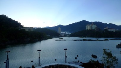 台湾中部、南投県にある日月潭は台湾最大の湖です。深い緑の中にあり、どの時間に訪れても同じ顔は見せないと言われています。ここ数年はレイクリゾートをコンセプトとした高級ホテルが数多く並ぶようになり、従来とは異なった滞在型の景勝地になりつつあります。この湖で見逃せないのは朝方の眺め。空の色が変わってくる頃から水面も幻想的な色合いに変わってきます。写真はまだ太陽が山稜から姿を現していない状態の日月潭。運が良ければ朝霧にけむる美しい姿を眺められます。静かな湖面が刻一刻と表情を変えていく様子をじっくりと眺めたいものです。日光の差し込み具合によって表情が変わるので、退屈することはないでしょう。ホテルのベランダから眺めるもよし。もしくはサイクリングロードが整備されているので、事前に自転車を借りて好きなところまで移動しておくのもいいかもしれません。早起きは三文の得。思い切り早起きして朝方の日月潭をお楽しみください。