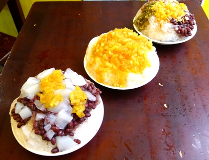 台湾北西部の中枢、新竹市には数多くの名物料理がありますが、デザートに関しても多くの名店が味を競っています。その中で、最も名高いものと言えば阿忠冰店のかき氷です。創業50年、地元っ子なら知らない人はいないとも言われるほどの知名度を誇っています。訪れてみると、平日の日中でさえも行列ができているという人気ぶりに驚かされます。かき氷店でありながら、今や五階建てのビルになっており、座席総数は300という規模にも驚かされます。おいしさの秘訣は8時間かけて作るというパイナップルが原料のガムシロップ。当然ながら門外不出。ほどよい甘さと酸味がまねのできない風味となっています。食感もよく、名物と呼ばれるのにふさわしいオリジナリティを感じさせています。場所は城隍廟の直ぐ裏手にあり、便利です。眺めのよい五階席で味わいたいものです。「鳳梨冰（パイナップル氷）」（40元）のほか、トッピングがどっさりとのった「総合冰」（45元）がおすすめです（新竹市東門街187号・03-525-9990）。