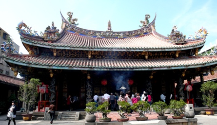 台湾には無数の道教寺院がありますが、台北市内にもいくつかの信仰の中心となっている名刹があります。ここ保安宮もそんな中の一つ。台北市北部にあるこの廟は1805年に創建された古刹で、保生大帝を祀っています。この保生大帝は実在した人物で、医学の神様として慕われています。そのため、無病息災を願う参拝客が毎日、数多く訪れます。保生大帝の誕生日である旧暦3月15日前後には「保生文化祭」という盛大な芸術文化イベンが行なわれますが、こういった行事がない時でも、参拝客の姿が絶えることはなく、いつ訪れても、線香が焚かれています。台湾では病気に罹った人が快復を祈願して手を合わせるだけでなく、日頃から健康を祈願して廟を訪れることが多いため、参拝客の数はおのずと増えていきます。MRT淡水線圓山駅から歩いて7分ほどなので、気軽に訪れられます。朝6時半に開門し、夜22時まで参拝が可能です（台北市哈密街61号・02-2595-1676）。