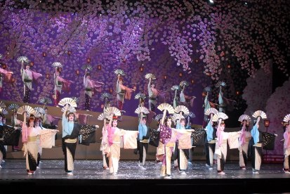宝塚歌劇団の台湾公演が4月6日、台北市内の「国家戯劇院」で開幕。その後、14日まで、全１２回の上演が行われました。演目は和風ショーの「宝塚ジャポニズム・序破急」と、レビュー「エトワール・ド・タカラヅカ」、台湾の武侠小説をもとにしたオリジナルミュージカル「怪盗・楚留香（そりゅうこう）外伝－花盗人（はなぬすびと）」の3作品。中でも台湾版怪盗ルパンと言われる楚留香は台湾でも絶大な人気を誇り、注目を集めました。今回の公演は東日本大震災の際、台湾から巨額の義援金を寄せられたことがきっかけとなったもの。日台の文化交流事業のひとつと位置づけられ、台湾への感謝の気持ちが込められています。宝塚歌劇団の海外公演は８年ぶり。台湾は日本文化への関心も高く、チケットは事前に完売となっていました。熱烈歓迎のムードが続く中、最終日を迎えました。今後に期待したいところです。