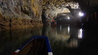 最近距離でわずか9キロという近距離で中国と向かい合っている馬祖列島。かつては共産党と国民党の内戦で知られ、長らく軍事的色彩の濃い島でしたが、近年は観光開発に力が入れられています。かつての軍事施設もいくつかが観光スポットへと生まれ変わっています。その代表選手とも言えるのが南竿島にある「北海坑道」です。ここは遊撃戦の船舶を停泊するために設けられた地下埠頭で、強固な花崗岩の岩盤をくりぬいて作られました。「井」の字形をした水路は高さ18メートルで幅10メートル。そして、長さは640メートルにも及びます。遊歩道が設けられていますが、そのほか、坑道をボートで体験することもできます。カヌーや小型ボート、足漕ぎボートなどが選べます (１1月～4月は土日以外要予約)。神秘的な坑道内をボートで進んでいると、探検家にでもなったような気分になります。ぜひ体験してみたいアトラクションです。