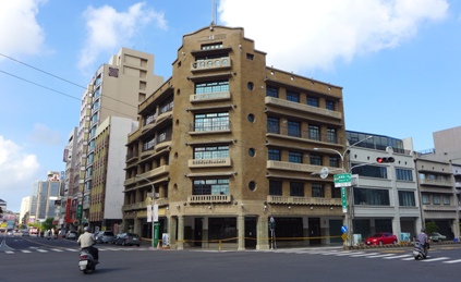 古都らしい落ち着いた雰囲気で人々に愛されている台南。この都市は長い歴史を誇り、路地裏にまでしっとりとした趣きが漂っています。その味わいは台北や高雄、台中にはない、台南ならではのもの。そのランドマークとして機能してきたのが旧林デパートです。建物は中正路に面していますが、ここは日本統治時代は「台南銀座」の呼称で知られていました。この百貨店はそのシンボルとして君臨していました。戦後はデパートとして営業することはなく、長らく廃墟となっていました。しかも、ここ数年は遺棄されてしまい、痛々しい姿でした。しかし、台南市によって大がかりな修復工事が施され、見事に蘇りました。細部にわたって原型に忠実に作業は進められ、昭和時代初期に見られたデパートの雰囲気が再現されています。現在、工事はほぼ終了しており、これから具体的にどのように活用していくか、期待が寄せられています。故郷を愛する台南の人々によって息を吹き返した歴史建築。これからも台南のシンボルとして愛されていくことでしょう。