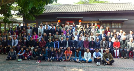 台湾南部の屏東県。ここに日本語書籍を収蔵する小さな図書館があります。その名は池上一郎博士文庫。今や旅行の途中に立ち寄る日本人も少なくない文化空間です。屏東線竹田駅のすぐ隣りに位置しており、駅からはすぐです。駅舎はすでに新しいものが完成していますが、旧駅舎も郷土文物館として残されています。この図書室はかつて、この地に赴任した故池上一郎氏を記念したもので、地元の老人たちが憩う場となっています。オープンは2001年。池上氏の誕生日である1月16日に開設され、今年13周年を迎えました。写真はその式典の様子。当日は会場に入りきらないほどの来賓が駆けつけ、日本からこの日に日程を合わせてやってきた人もいました。戦前に端を発する小さな交流は今も受け継がれ、守られています。高雄からは日帰りも可能なので、時間をみて訪ねてみてはいかがでしょうか（屏東県竹田郷竹田駅園区内・8:30～11:30、14:00～16:30。月曜休館。土・日は午前中のみ開館）。