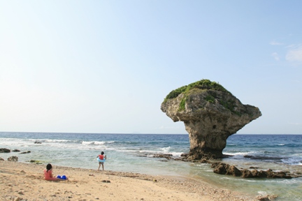 小琉球は高雄の南西約20キロの洋上に浮かぶ小さな島。台湾周辺にはいくつかの離島がありますが、ここはその中でもっとも素朴な情緒に満ち溢れた島です。ここは台湾で唯一、隆起珊瑚礁でできた島で、周囲には透明度の高い海原が広がっています。島内には波浪浸食によってできた数多くの奇岩や洞窟があります。観光的な要素の少ない土地ではありますが、こういった地質景観を巡る旅がひそかに人気を集めています。中でもよく知られているのは花瓶岩。ちょうど花瓶を逆さにしたような形をしていることからこの名前が付きました。日本統治時代は「きのこ岩」とも呼ばれていました。高さは9メートルほどあり、遠くからでもよく目立ちます。青く透き通った海と岸辺の緑は言葉では表せないほどの美しさです。高雄から日帰りで楽しめる行楽スポットです。