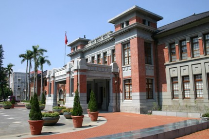 新竹市は台湾北西部の中枢で、古くから繁栄をみてきた都市。戦前から数多くの官庁建築が建てられました。すでに建て替えられてしまったところもありますが、中には消防署や駅、専売局など、今も使用されているものもあります。そんな中、ひときわ存在感を放っているのが新竹市政府（市役所）です。ここは戦前に新竹州庁舎として建てられました。落ち着いた色合いが年季を感じさせており、重厚感に満ちています。館内も天井が高く、開放感と威厳が感じられます。赤煉瓦建築ならではの趣だけでなく、屋根には黒瓦が配され、東洋趣味を漂わせているのも特色。平日の日中なら館内の見学も可能です（新竹市中正路120号・03-521-6121）。